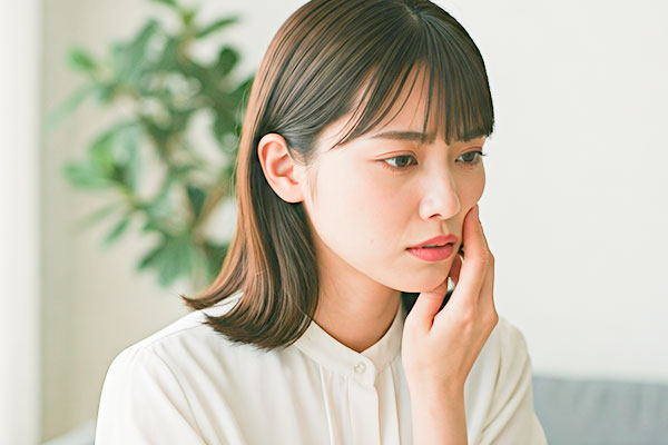 歯に痛みが出ている女性