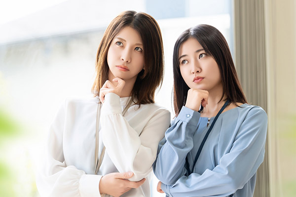 悩んでいる女性