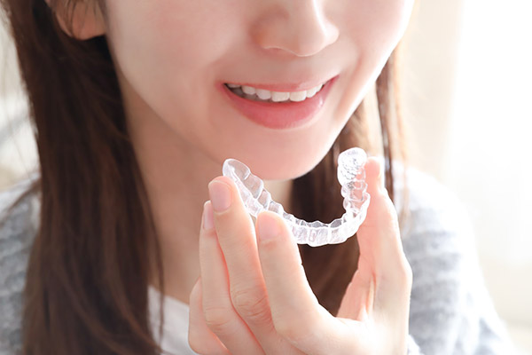 マウスピースを装着する女性