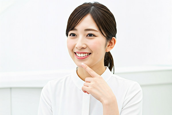 歯を指さす女性